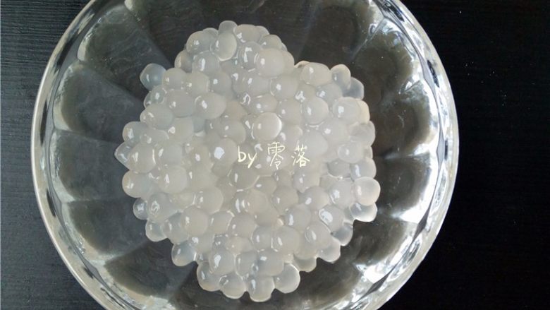 芒果西米露,将西米盛入杯子里;