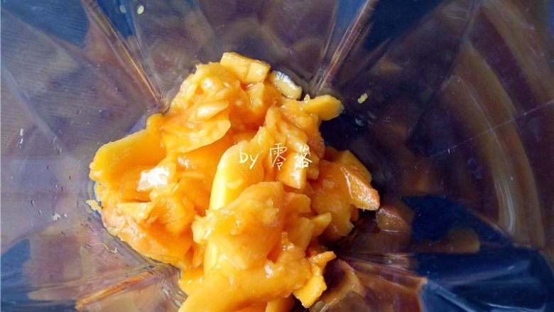 芒果西米露,将芒果肉放进料理杯里;