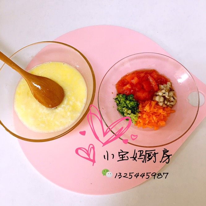 米饭炖蛋,西红柿、<a style='color:red;display:inline-block;' href='/shicai/ 25'>胡萝卜</a>、西兰花、鲜菇切丁