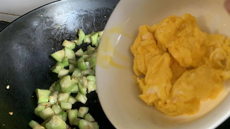 丝瓜炒蛋,倒入炒好的鸡蛋