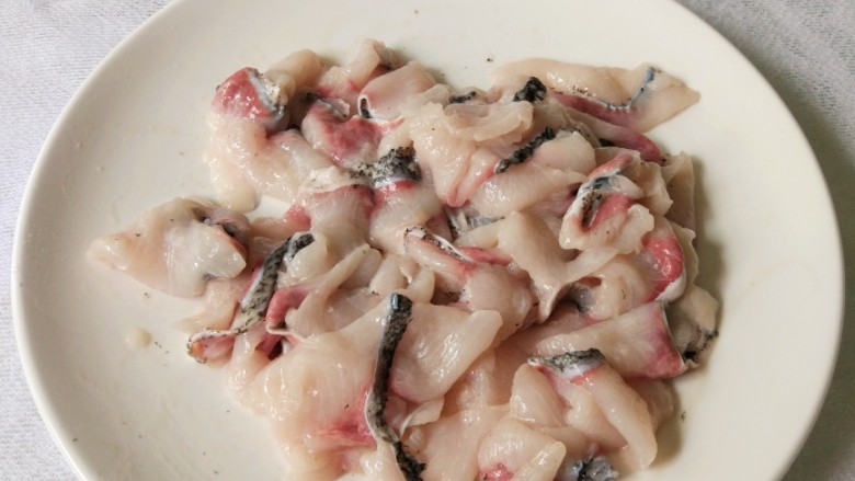 酸菜鱼,加<a style='color:red;display:inline-block;' href='/shicai/ 718'>料酒</a>，淀粉，盐，<a style='color:red;display:inline-block;' href='/shicai/ 846'>色拉油</a>，用手抓匀，码味十五分钟