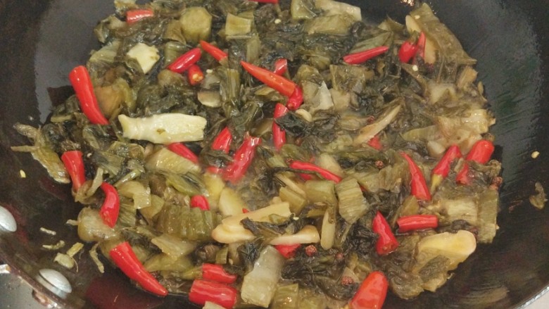 酸菜鱼,然后加入泡椒泡姜继续翻炒