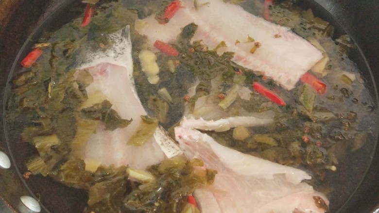 酸菜鱼,然后加水足量,加入鱼骨,加盐和<a style='color:red;display:inline-block;' href='/shicai/ 3729'>白糖</a>适量,大火烧开后转中火熬半个小时