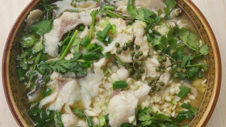 酸菜鱼,另起一锅，加适量色拉油，烧热后浇在碗中，马上满屋飘香，洒<a style='color:red;display:inline-block;' href='/shicai/ 3232'>香葱</a>和<a style='color:red;display:inline-block;' href='/shicai/ 131'>香菜</a>，可以上桌了。