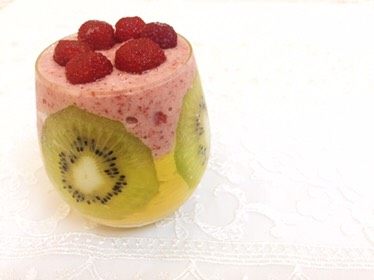 SMOOTHIE 思慕雪,最后就各种水果榨汁，忘记拍照了，先<a style='color:red;display:inline-block;' href='/shicai/ 598'>芒果</a>➕<a style='color:red;display:inline-block;' href='/shicai/ 610'>香蕉</a>榨汁，倒入玻璃杯最底层，然后阿公公➕<a style='color:red;display:inline-block;' href='/shicai/ 610'>香蕉</a>榨汁铺上层，最后放入几颗阿公公铺面。完美的思慕雪完成了，纯纯的水果味，爽
