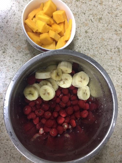 SMOOTHIE 思慕雪,水果切切切,然后冷冻一两个小时
材料阿公公,我们这边都这么叫,不知道到底是念什么