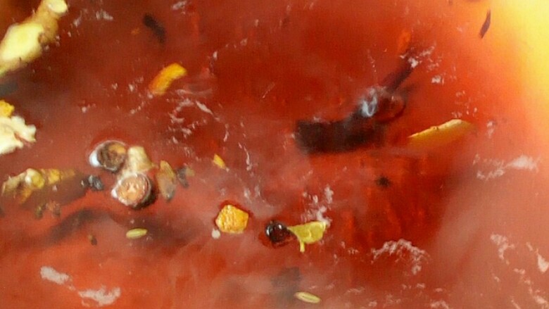麻辣耳朵,适量的水加少许香料 姜片 酱油,香料买一小包卤肉或者冬天焖狗肉那种香料,放一小撮。如果没有这种香料可以放俩粒八角。