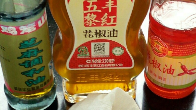 麻辣耳朵,最后把耳朵切薄皮,加麻油 辣椒油 花椒油 鸡精 酱油 白糖 葱 红辣椒 俩滴白醋 ,搅拌均匀就OK啦。香料我买的是这种,一小包俩块钱的,放了十份之一,这种香料包还可以卤猪肉,卤鸡蛋……。