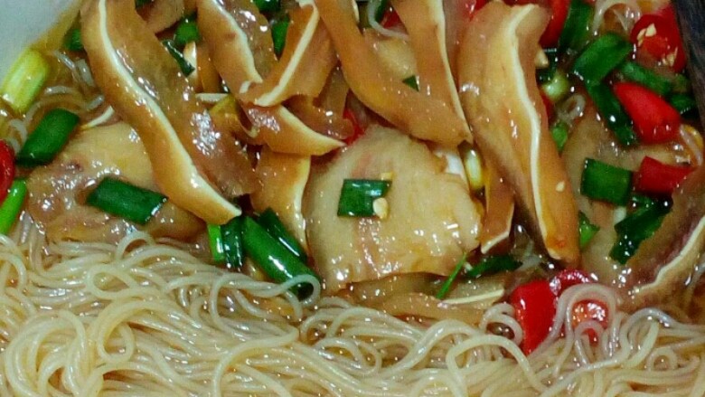 麻辣耳朵,所以啊,自己会做了可以任意搭配做的任何食物吃,不一定要做下饭的菜滴。👏👏👏👏👏👏