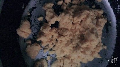 老北京韭菜烀饼,锅加热,棒子面放到锅里