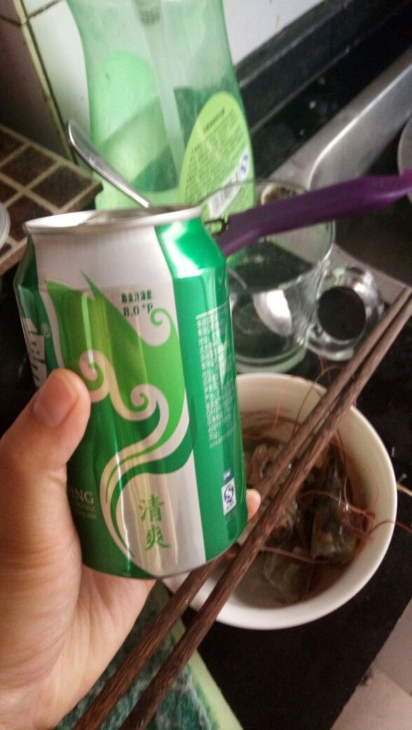 爆炒白对虾,腌制的同时,准备好<a style='color:red;display:inline-block;' href='/shicai/ 897'>啤酒</a>🍺