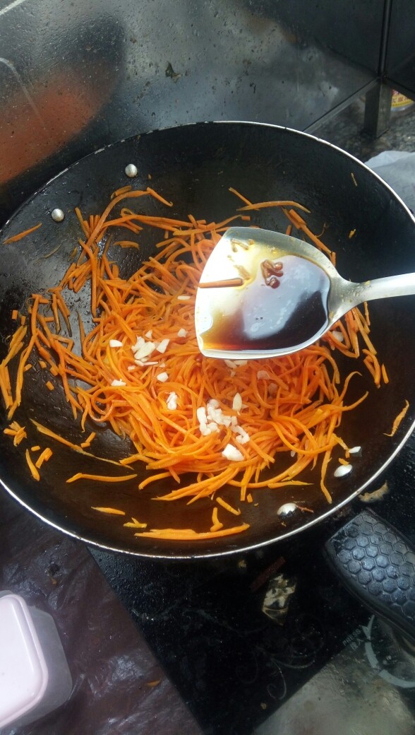 蒜蓉罗卜丝,在加入陈醋,翻炒均匀即可出锅
