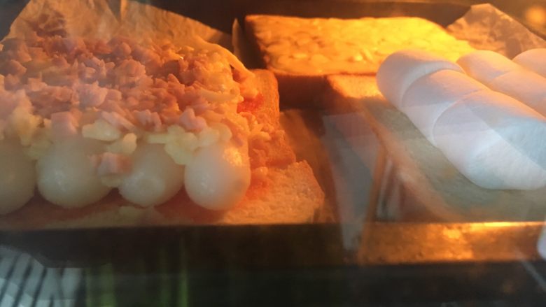 四种方式吃吐司,烤箱预热180度,三种准备好的吐司放进去烤10分钟左右,中途调换下烤盘,受热均匀些