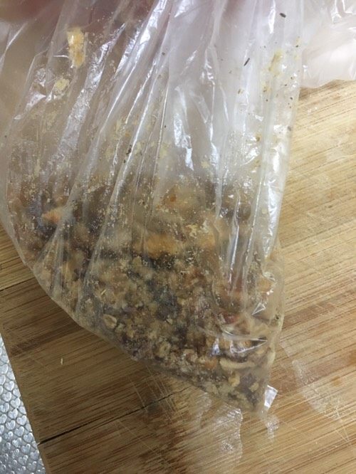 宝宝零食~桃酥棒,核桃仁用擀面杖擀碎