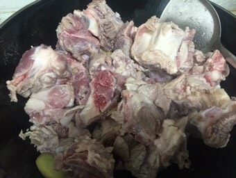 尾骨箩卜汤,放入切好的江片,尾骨,炒热至尾骨变色
