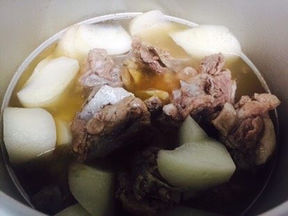 尾骨箩卜汤,可以尝试用筷子轻轻试一下,肉跟箩卜都已经炖烂,这时候放入适当盐,开盖煮1分钟,让盐煮进去