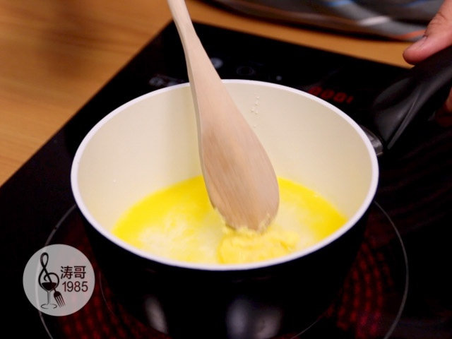 让世上没有难做的泡芙,用中火加热,偶尔搅动一下黄油