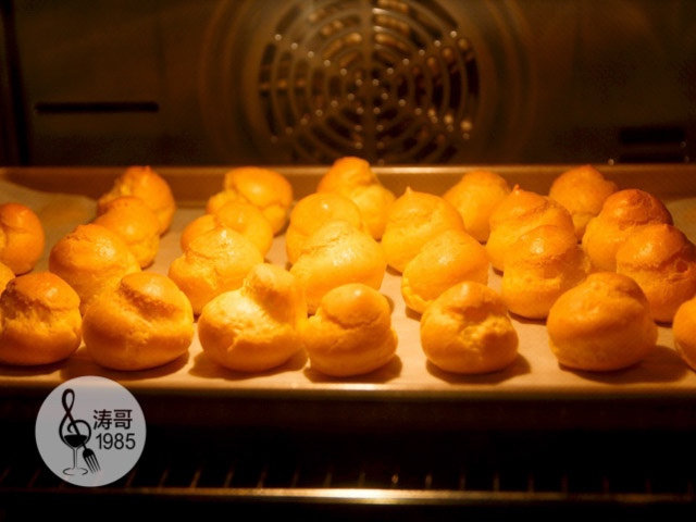 让世上没有难做的泡芙,放在烤箱的中下层,上下火180℃,烤35分钟左右,每个人的烤箱不同,所以要注意观察,看到泡芙表面变成深金黄色,就可以完全关闭烤箱
