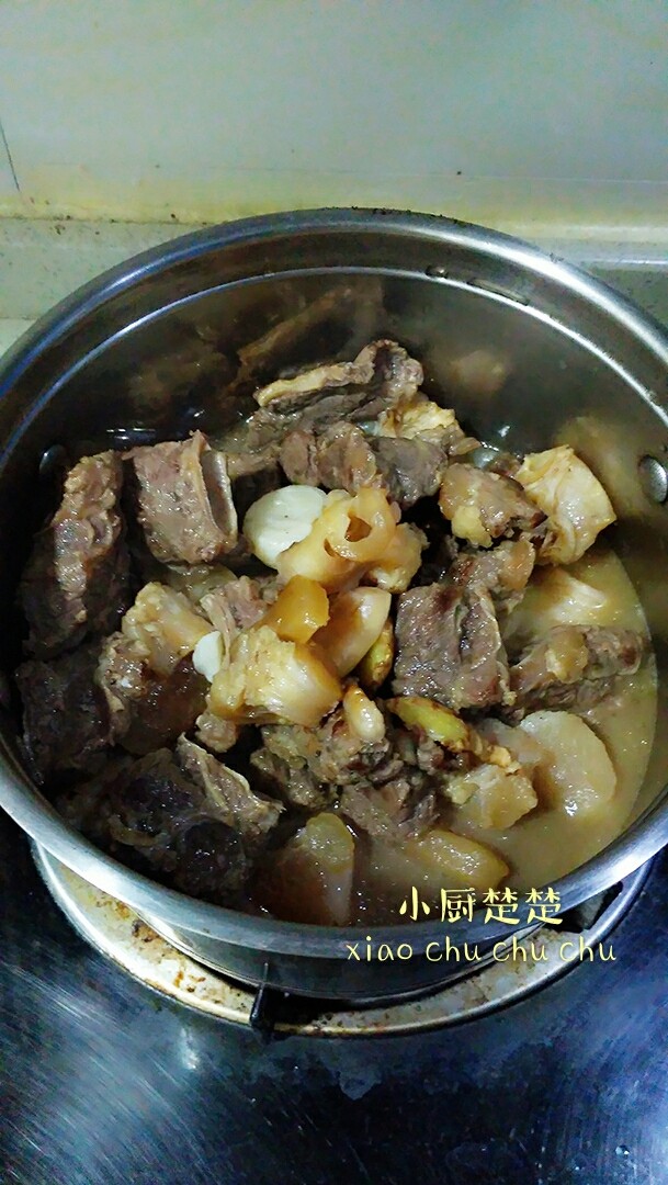 牛筋肋条焖海参,起油锅放<a style='color:red;display:inline-block;' href='/shicai/ 37'>姜</a>蒜和黄酒爆炒主料(此时切忌放盐和酱油)后换焖锅,准备焖煮