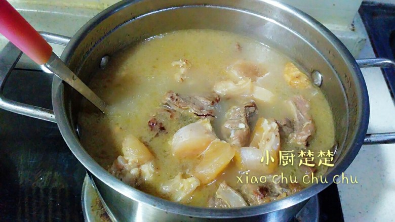 牛筋肋条焖海参,放水没过主料,调入冰糖,盐,酱油和柱候酱(调味料边试边放哈),开始大中火15分钟,之后小火1个半小时