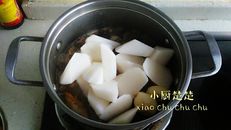 牛筋肋条焖海参,加入素菜等所有配料,再焖20分钟,试味,准备出锅