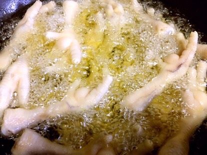 广式早茶豉汁蒸凤爪,锅里放上多多的油,油热放入鸡爪