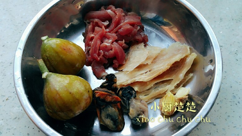 椰青炖鳄鱼肉干,备料