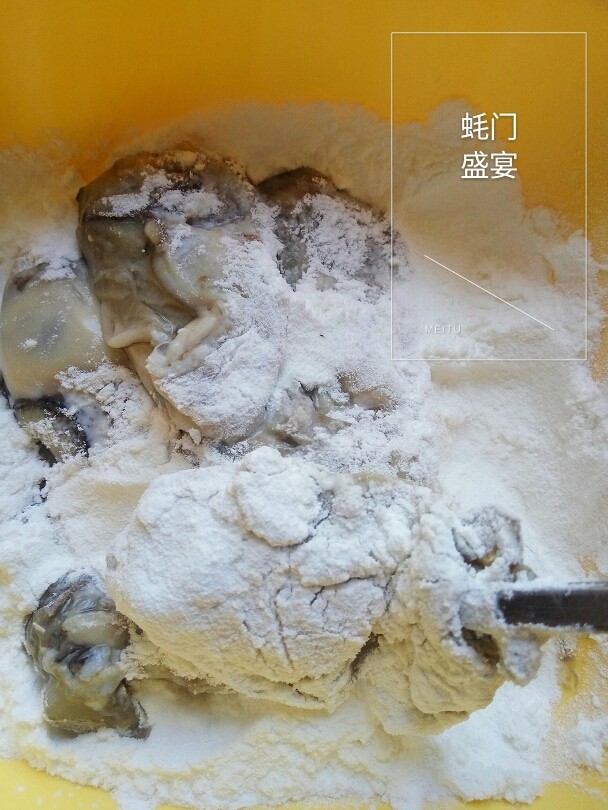 香煎生蚝,搅拌均匀,轻柔搅拌,避免破碎。