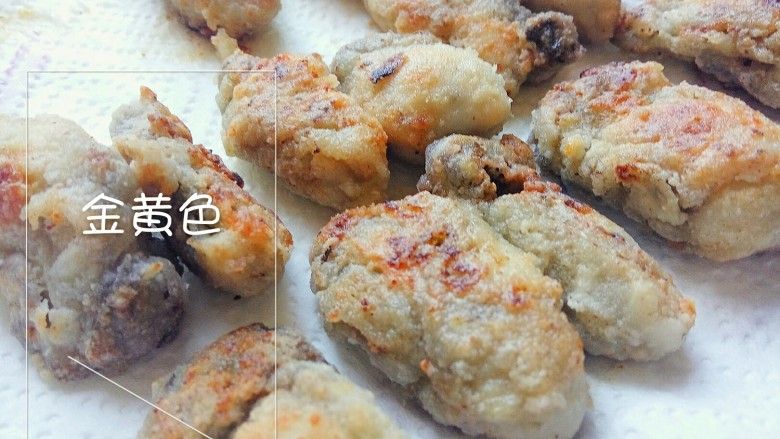 香煎生蚝,将煎至好的生蚝摆在厨房吸油纸上,吸干多余的油脂。