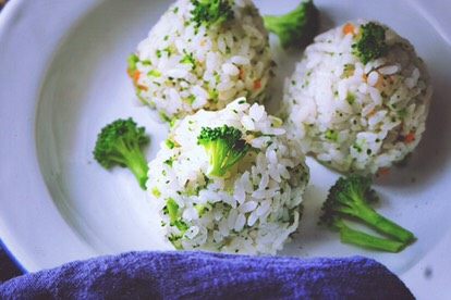 营养低脂 美貌便当 西兰花饭团🍙,肉桂与罗勒突出了肉的鲜味,胡萝卜带点淡淡的甜味
没放奶酪却莫名有股奶酪味,不会过于清淡