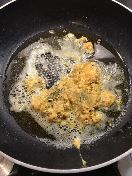 不成器的蛋黄焗南瓜,加入葱姜蒜末和蛋黄翻炒