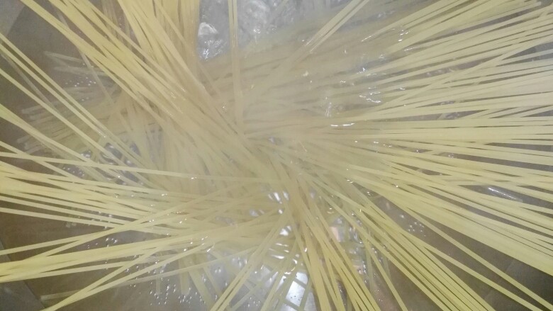 金枪鱼意面,水开后煮意面,我用的这牌子,标注是八分钟,一般煮意面煮到七分钟,留那一分钟是为了炒的时间,要是煮八分在炒,面就不好吃了,看个人口味。