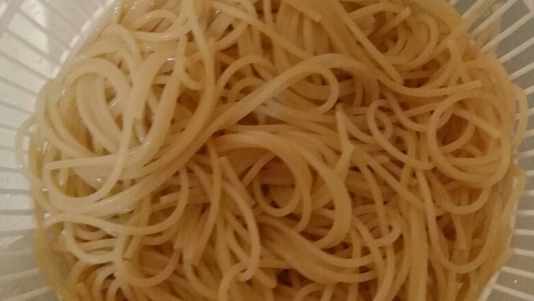 金枪鱼意面,煮好的面过凉水,拔凉。
