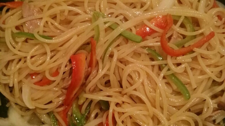 金枪鱼意面,加入意面炒一分钟,加鸡粉、辣椒仔汁,调味。