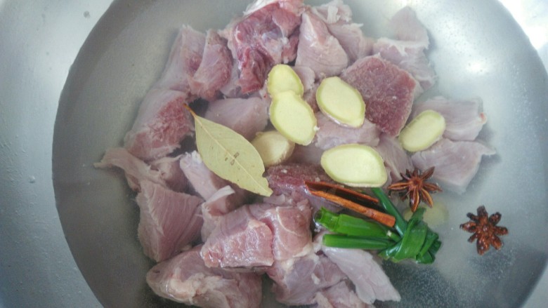 炒锅版猪肉松,锅中放水,放入猪肉以及其余材料。大火煮。
