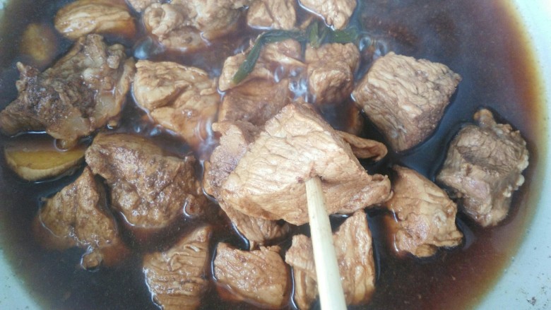 炒锅版猪肉松,炖至用筷子可以轻松插入,这时候尝一尝咸淡,适量加盐。(如果时间充足,建议关火焖一个小时,让肉更加入味,再盛出)