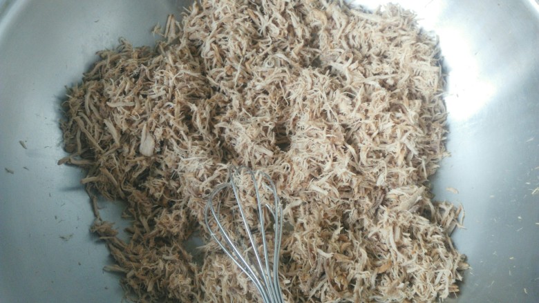 炒锅版猪肉松,锅加热,倒入猪肉丝,用手动打蛋器来翻炒(打蛋器比锅铲更好用)。先中火炒干肉的水份。