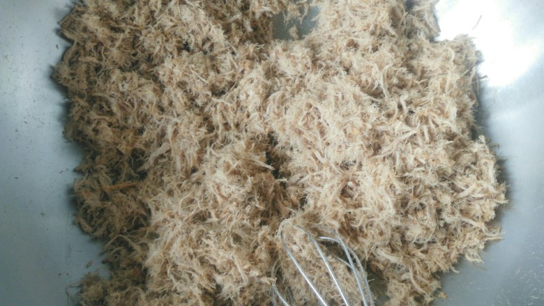 炒锅版猪肉松,再转小火,用打蛋器不断搅动。