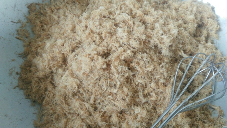 炒锅版猪肉松,最后翻炒均匀,肉松蓬松为宜。