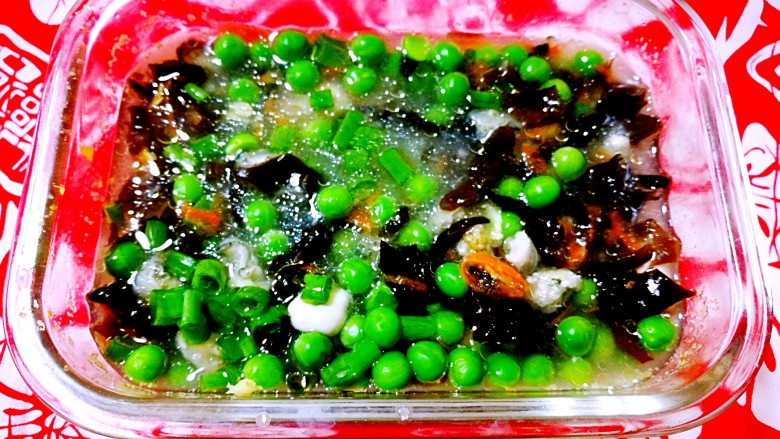 五色牛肉卷和豆腐羹,加入焯熟的豌豆,用水淀粉勾芡。这道菜,制作迅速又鲜美可口。