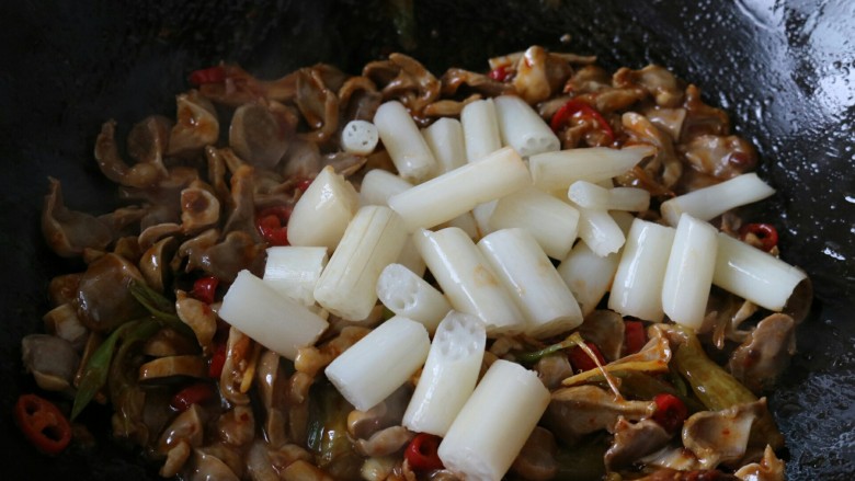 ≈酸辣藕带炒鸡胗≈,接着加入藕带(这个泡藕带本身就是酸辣味的,就不要加醋了)