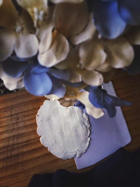 健康无油的 水晶烧卖,用涂油的刮刀压成面皮
(边缘不整齐不要紧 正好是烧卖的造型)