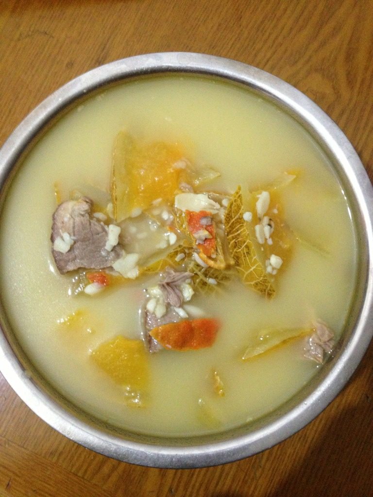 哈密瓜百合瘦肉汤,锅中放适量水，倒入瘦肉，百合，陈皮，大火煮半小时侯加入哈密瓜，水开后调小伙熬一个小时，放适量盐即可食用。