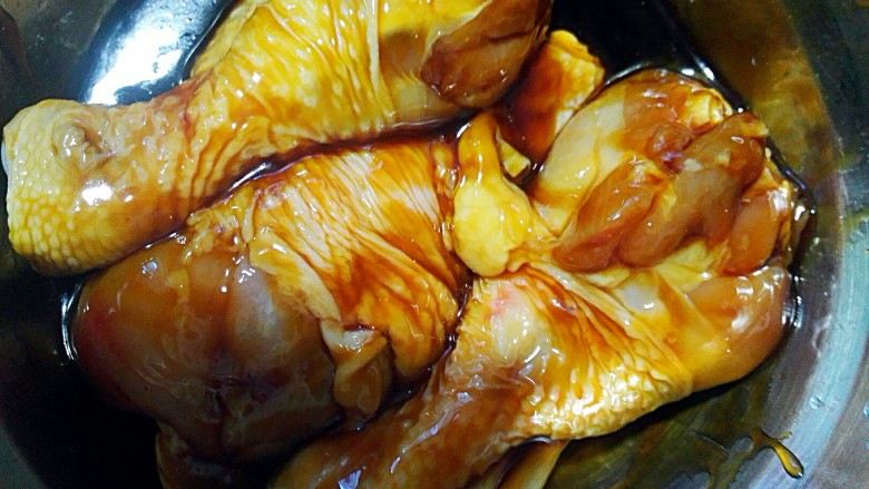 手撕香菇蒸鸡腿肉,搅拌均匀,包上保鲜膜放入冰箱腌制30分钟,期间翻下