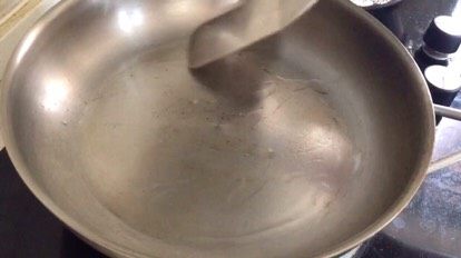 炸酱面·#人民的美食#,热锅,加一点点油防粘锅