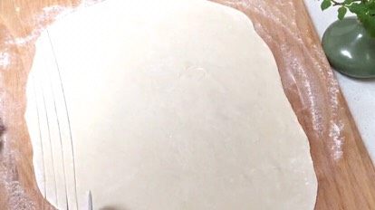 炸酱面·#人民的美食#,切成条,我用的滚轮披萨刀
