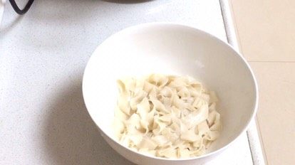 炸酱面·#人民的美食#,鲜面很容易熟,每次做好一碗就捞出来放入凉开水或矿泉水中再立刻滤出来控干水