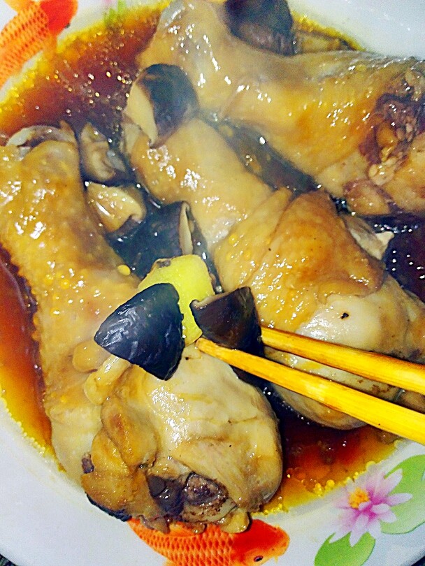 手撕香菇蒸鸡腿肉,蒸好了,夹出香菇,备用,现在已经闻到非常香的香菇味了