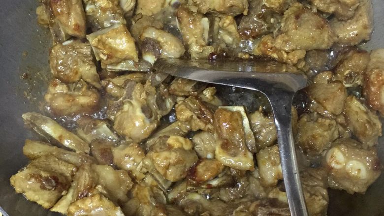 干锅排骨,<a style='color:red;display:inline-block;' href='/shicai/ 7210'>猪排骨</a>提前过水，加料酒，酱油，<a style='color:red;display:inline-block;' href='/shicai/ 882'>红糖</a>，盐，腌制半小时后加入豌豆粉放油里油炸到7成熟后捞出备用