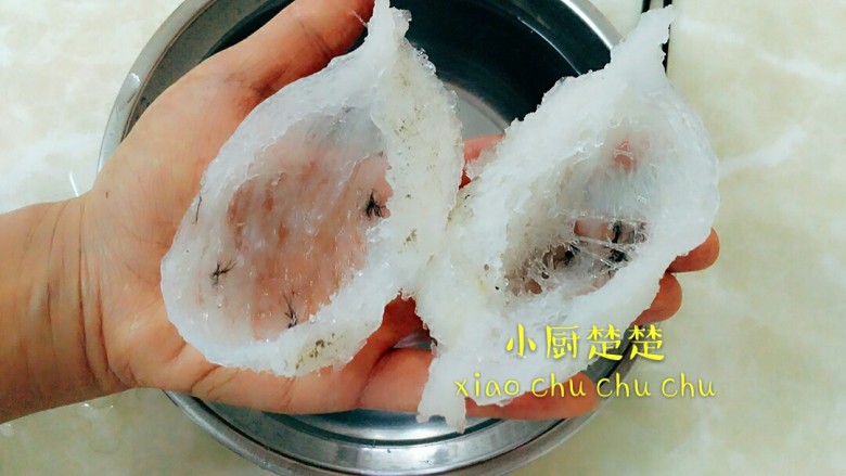 清炖燕窝,一小时过后会发的很大了,此刻最适宜挑毛了